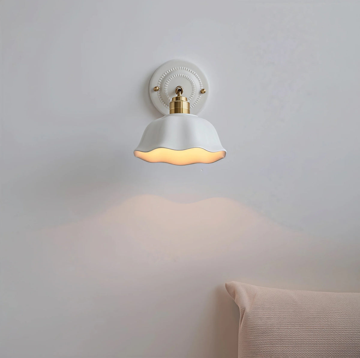 Nordic Cream Ceramic Flower Wall Lamp – Vintage Sculpted Ceramic Wall Sconce for Bedside Reading, Living Room & Hallway