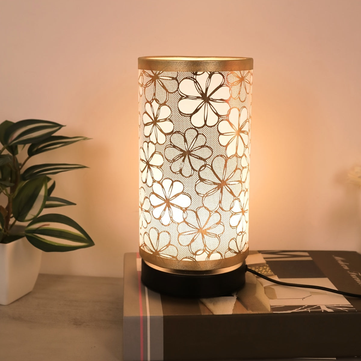 Elegant Floral Sunflower USB Table Lamp – Nordic Decorative Accent Light with Golden Details for Bedroom & Desk