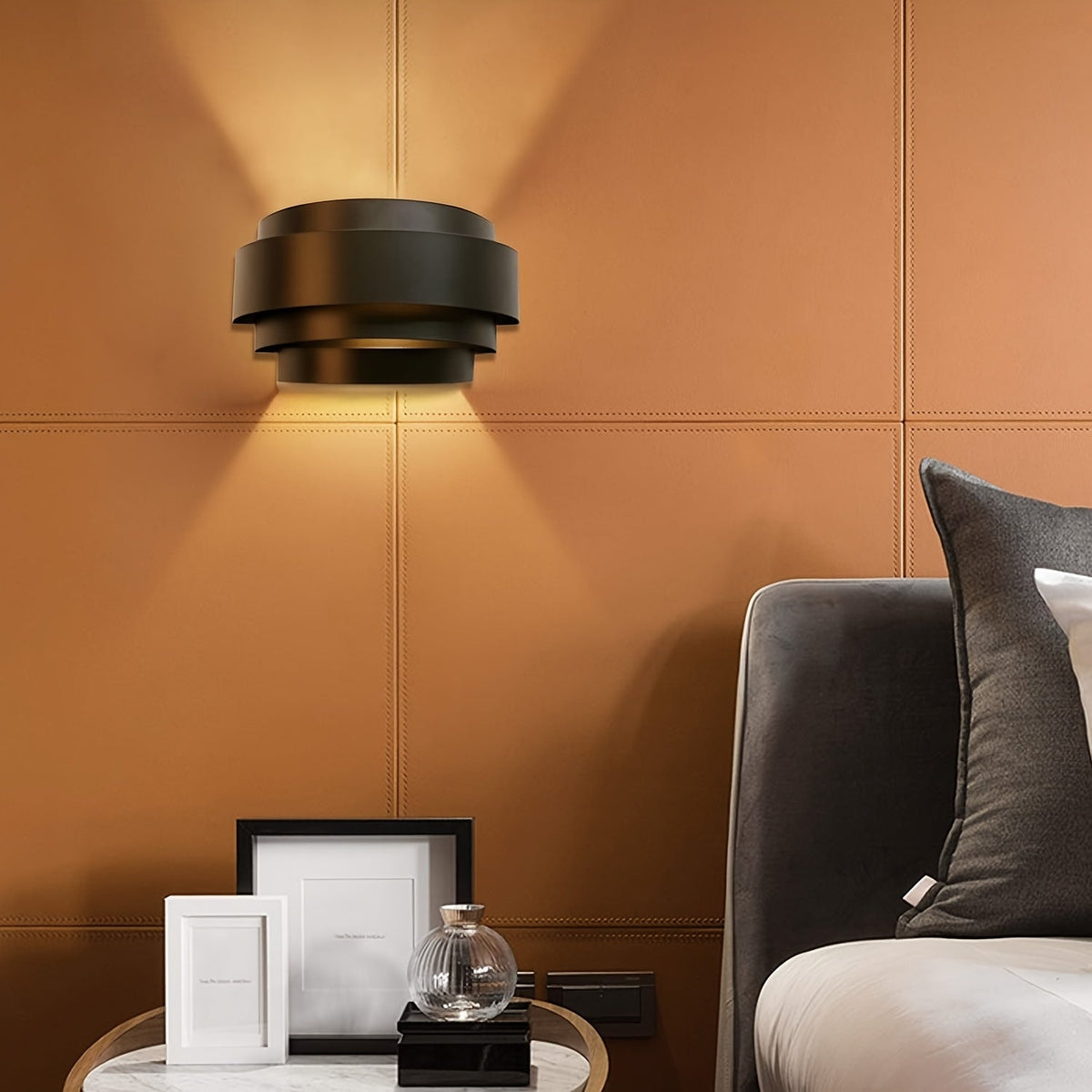 Modern Up & Down Metal Wall Sconce – Layered Architectural Wall Light in White or Black for Bedroom, Hallway & Home Theater
