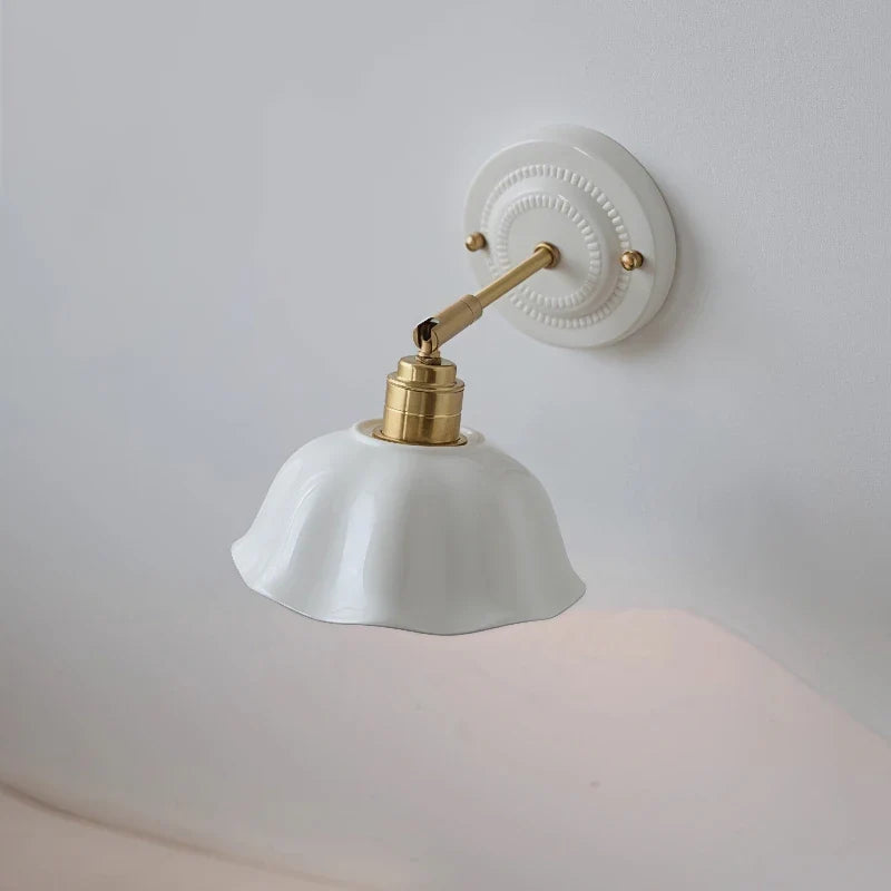 Nordic Cream Ceramic Flower Wall Lamp – Vintage Sculpted Ceramic Wall Sconce for Bedside Reading, Living Room & Hallway