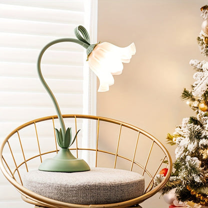 Floral USB Table Lamp – Flower-Inspired Shade Decorative Accent Light with Soft Warm Glow for Bedroom & Reading Corner