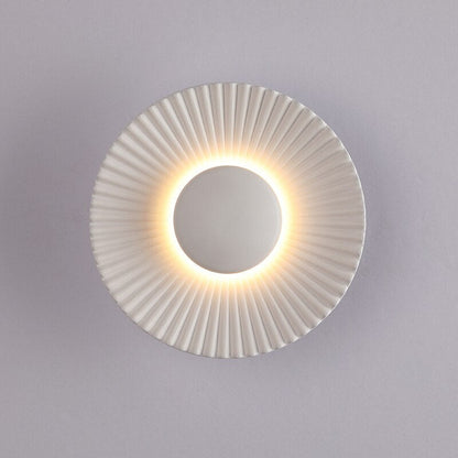 Hasna SunRay Metallic Sunburst LED Wall Lamp – Modern Sun-Inspired 5W Wall Sconce in Orange or White, Artistic Wall Decor